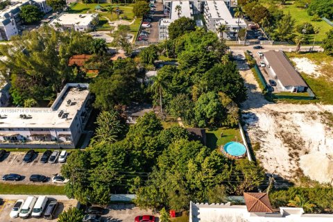 House in Opa-locka, Florida 8 bedrooms, 138.89 sq.m. № 1692472 - photo 16