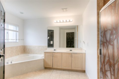 House in Homestead, Florida 5 bedrooms, 235.41 sq.m. № 1841354 - photo 13