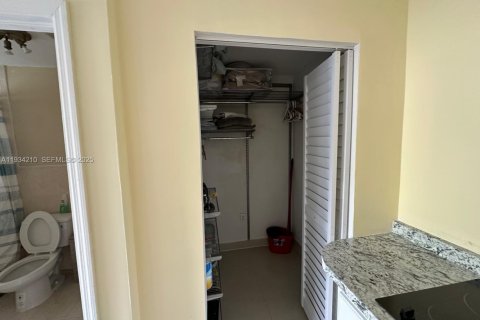 Casa en alquiler en Miami, Florida, 156.35 m2 № 1992897 - foto 9