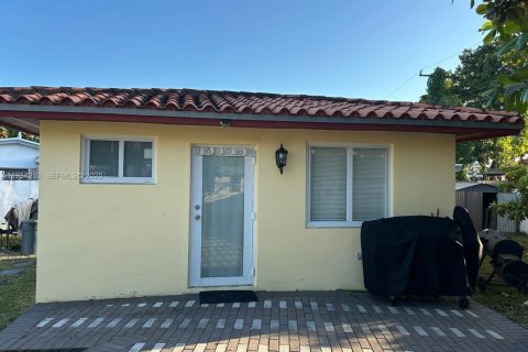 Casa en alquiler en Miami, Florida, 156.35 m2 № 1992897 - foto 2