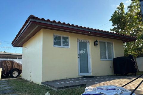 Casa en alquiler en Miami, Florida, 156.35 m2 № 1992897 - foto 1