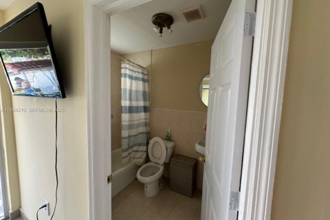 Casa en alquiler en Miami, Florida, 156.35 m2 № 1992897 - foto 10