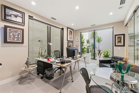 Купить коммерческую недвижимость в Корал-Гейблс, Флорида № 2008133 - фото 25