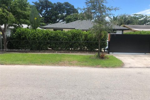 Villa ou maison à louer à Fort Lauderdale, Floride: 3 chambres, 131.64 m2 № 2013808 - photo 2