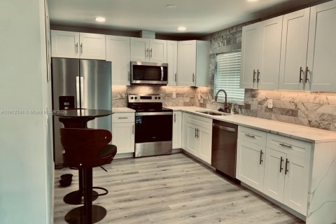 Villa ou maison à louer à Fort Lauderdale, Floride: 3 chambres, 131.64 m2 № 2013808 - photo 4