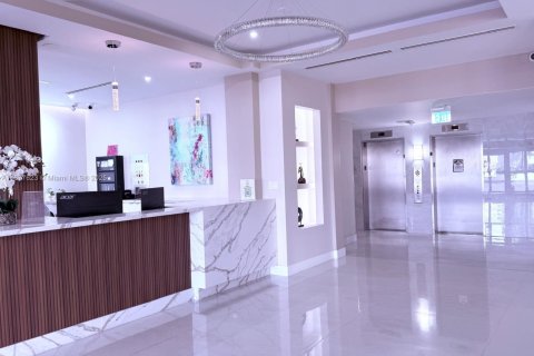 Condo in Hollywood, Florida, 2 bedrooms  № 1981094 - photo 2