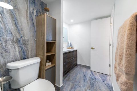 Condo in Hollywood, Florida, 2 bedrooms  № 1981094 - photo 16