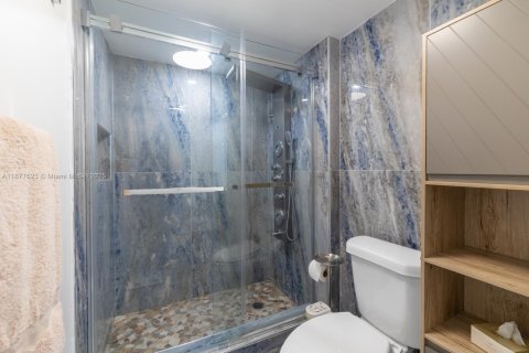 Condo in Hollywood, Florida, 2 bedrooms  № 1981094 - photo 17