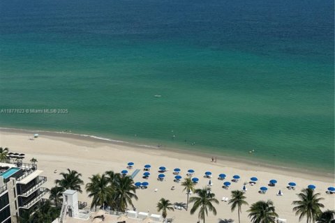 Condo in Hollywood, Florida, 2 bedrooms  № 1981094 - photo 13