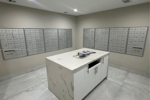 Condo in Hollywood, Florida, 2 bedrooms  № 1981094 - photo 9