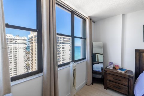 Condo in Hollywood, Florida, 2 bedrooms  № 1981094 - photo 24