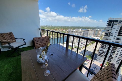 Condo in Hollywood, Florida, 2 bedrooms  № 1981094 - photo 25