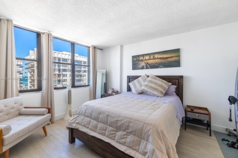 Condo in Hollywood, Florida, 2 bedrooms  № 1981094 - photo 22