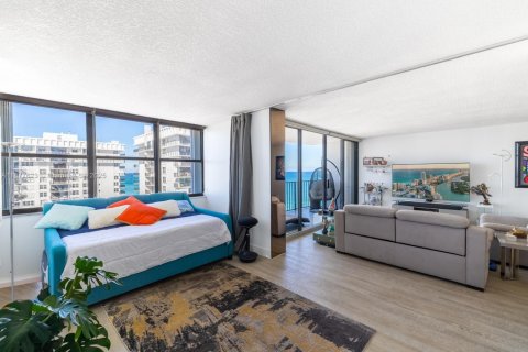 Condo in Hollywood, Florida, 2 bedrooms  № 1981094 - photo 23