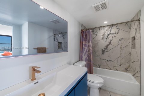 Condo in Hollywood, Florida, 2 bedrooms  № 1981094 - photo 18