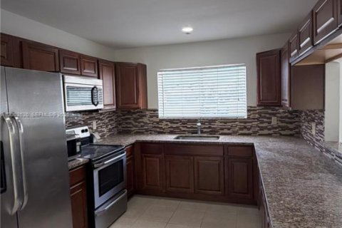 Купить виллу или дом в Порт-Сент-Луси, Флорида 3 спальни, 173.73м2, № 2067895 - фото 13