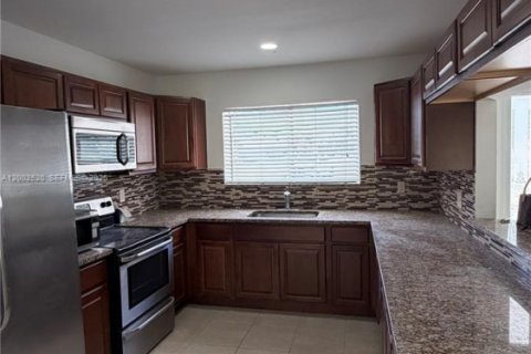 Купить виллу или дом в Порт-Сент-Луси, Флорида 3 спальни, 173.73м2, № 2067895 - фото 28