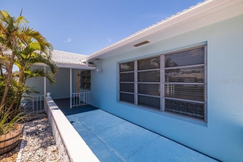 House in Saint Pete Beach, Florida 2 bedrooms, 124.4 sq.m. № 1885297 - photo 15