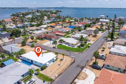 House in Saint Pete Beach, Florida 2 bedrooms, 124.4 sq.m. № 1885297 - photo 5