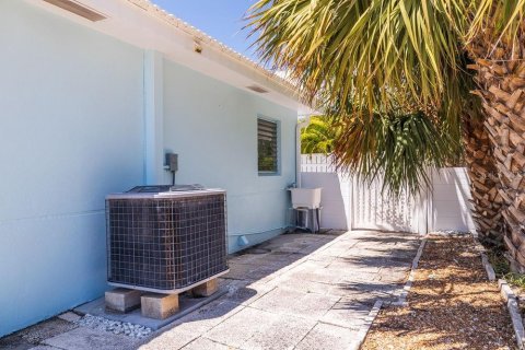 House in Saint Pete Beach, Florida 2 bedrooms, 124.4 sq.m. № 1885297 - photo 21
