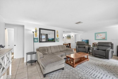 House in Holiday, Florida 3 bedrooms, 132.11 sq.m. № 2396230 - photo 8