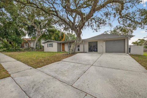 House in Holiday, Florida 3 bedrooms, 132.11 sq.m. № 2396230 - photo 3