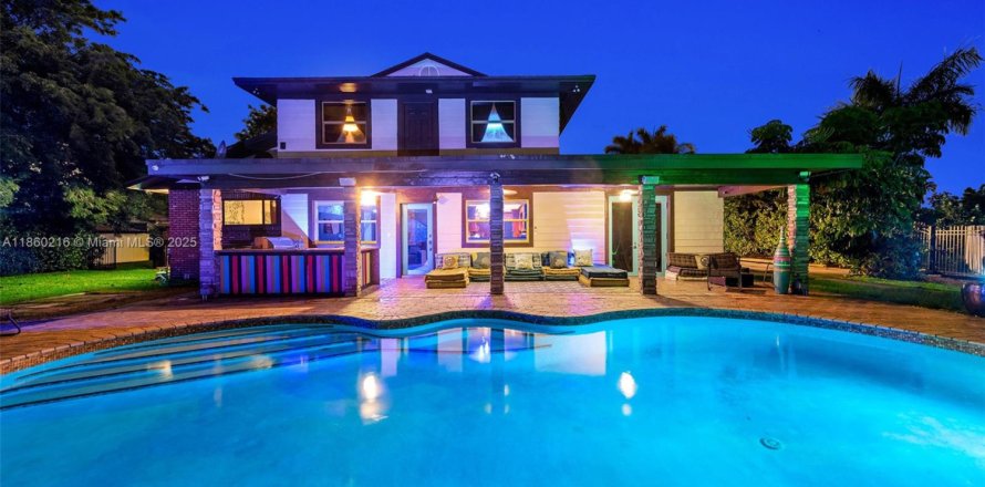Villa ou maison à Miami, Floride 6 chambres, 366.41 m2 № 1889984