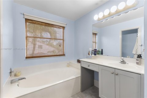 Villa ou maison à vendre à Pembroke Pines, Floride: 4 chambres, 205.87 m2 № 2066187 - photo 27