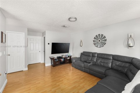 Villa ou maison à vendre à Pembroke Pines, Floride: 4 chambres, 205.87 m2 № 2066187 - photo 15