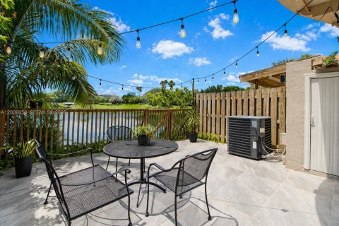 Townhouse in Sunrise, Florida 3 bedrooms, 171.68 sq.m. № 2076614 - photo 29