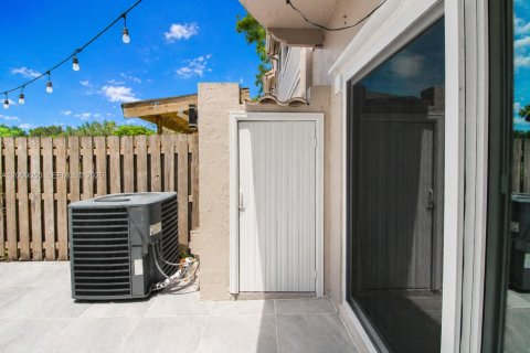 Townhouse in Sunrise, Florida 3 bedrooms, 171.68 sq.m. № 2076614 - photo 30