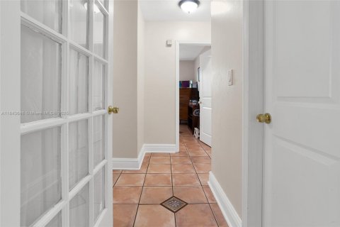 House in Miami, Florida 4 bedrooms, 220.92 sq.m. № 1845447 - photo 24