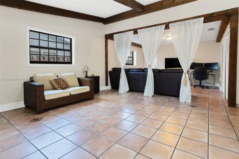 House in Miami, Florida 4 bedrooms, 220.92 sq.m. № 1845447 - photo 19