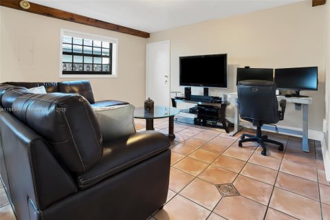 House in Miami, Florida 4 bedrooms, 220.92 sq.m. № 1845447 - photo 20