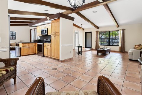 House in Miami, Florida 4 bedrooms, 220.92 sq.m. № 1845447 - photo 11