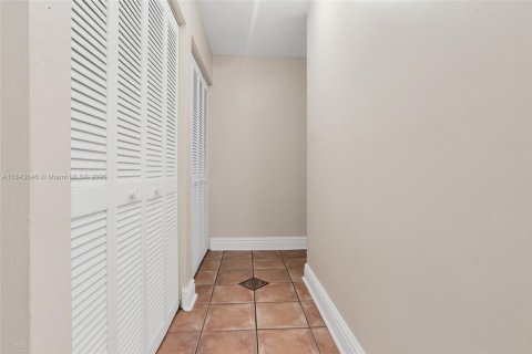 House in Miami, Florida 4 bedrooms, 220.92 sq.m. № 1845447 - photo 26