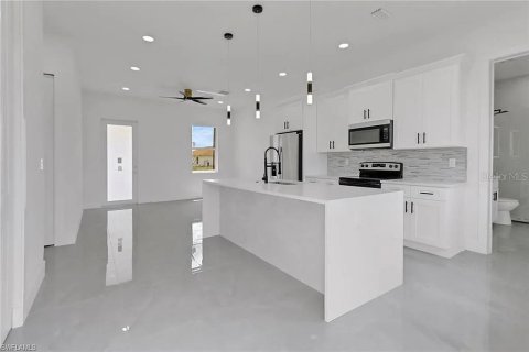 House in Lehigh Acres, Florida 3 bedrooms, 98.2 sq.m. № 1651662 - photo 3