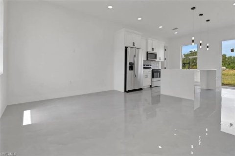 House in Lehigh Acres, Florida 3 bedrooms, 98.2 sq.m. № 1651662 - photo 6