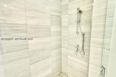 Condo in Sunny Isles Beach, Florida, 2 bedrooms  № 1996751 - photo 23