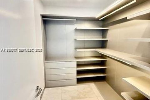 Condo in Sunny Isles Beach, Florida, 2 bedrooms  № 1996751 - photo 13