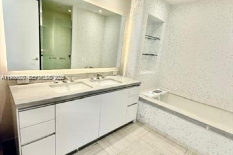 Condo in Sunny Isles Beach, Florida, 2 bedrooms  № 1996751 - photo 21