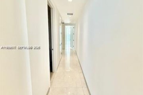 Condo in Sunny Isles Beach, Florida, 2 bedrooms  № 1996751 - photo 24