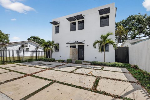 Touwnhouse à vendre à Miami, Floride: 2 chambres, 107.77 m2 № 2049670 - photo 10