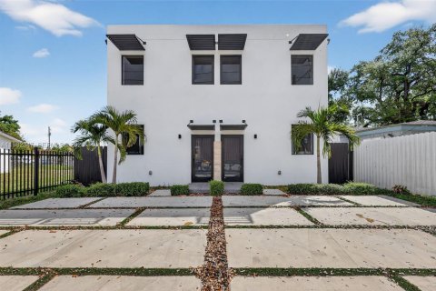 Touwnhouse à vendre à Miami, Floride: 2 chambres, 107.77 m2 № 2049670 - photo 1