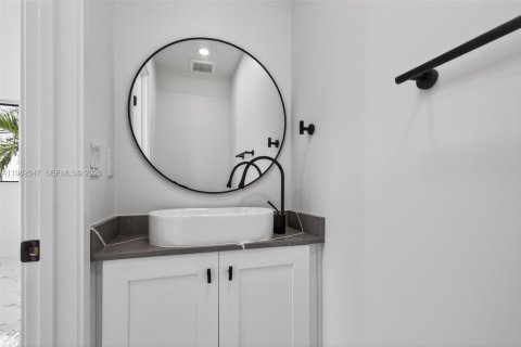 Touwnhouse à vendre à Miami, Floride: 2 chambres, 107.77 m2 № 2049670 - photo 13