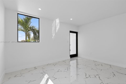 Touwnhouse à vendre à Miami, Floride: 2 chambres, 107.77 m2 № 2049670 - photo 9
