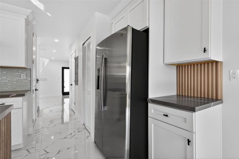 Touwnhouse à vendre à Miami, Floride: 2 chambres, 107.77 m2 № 2049670 - photo 19