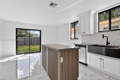 Touwnhouse à vendre à Miami, Floride: 2 chambres, 107.77 m2 № 2049670 - photo 2