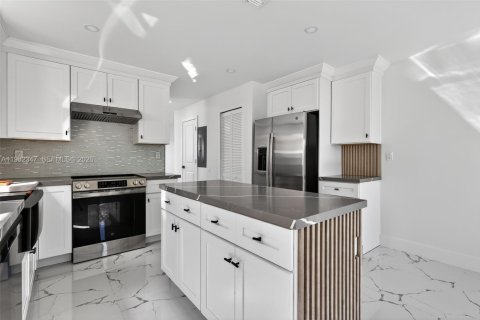 Touwnhouse à vendre à Miami, Floride: 2 chambres, 107.77 m2 № 2049670 - photo 16