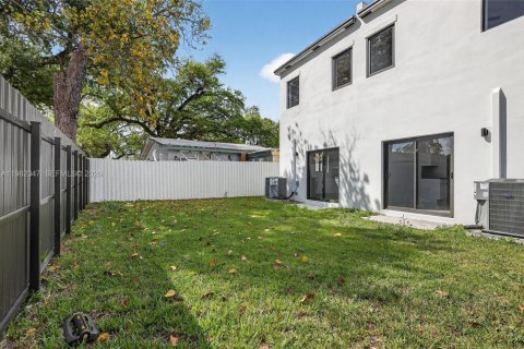 Touwnhouse à vendre à Miami, Floride: 2 chambres, 107.77 m2 № 2049670 - photo 7